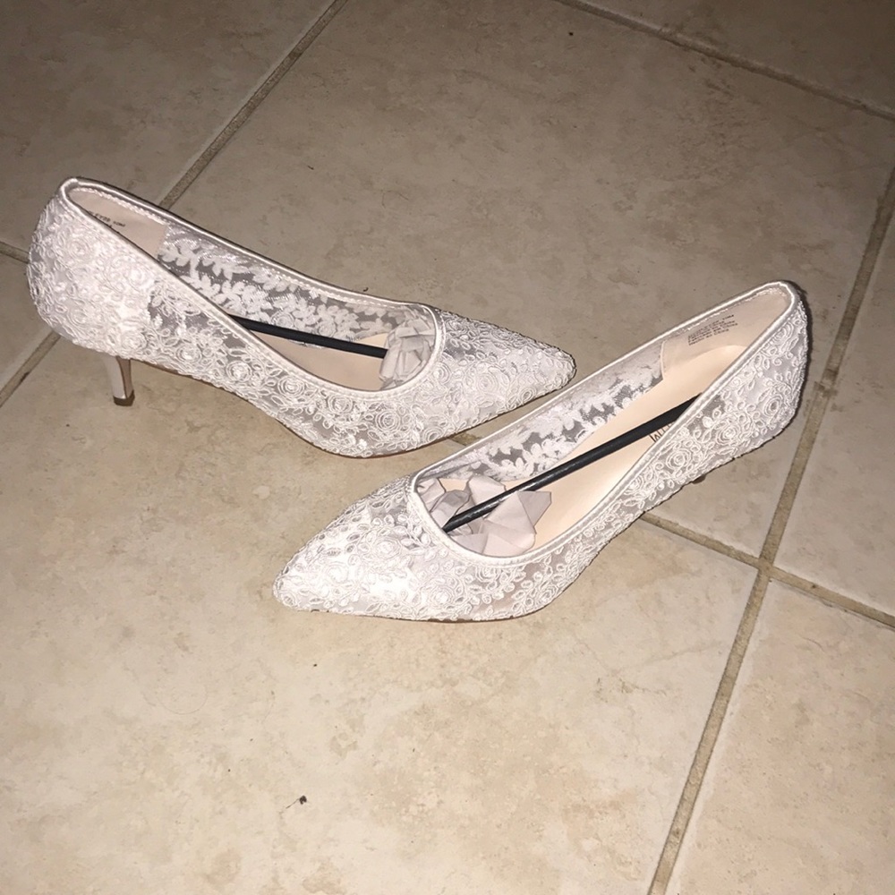 De Blossom- White lace wedding heel